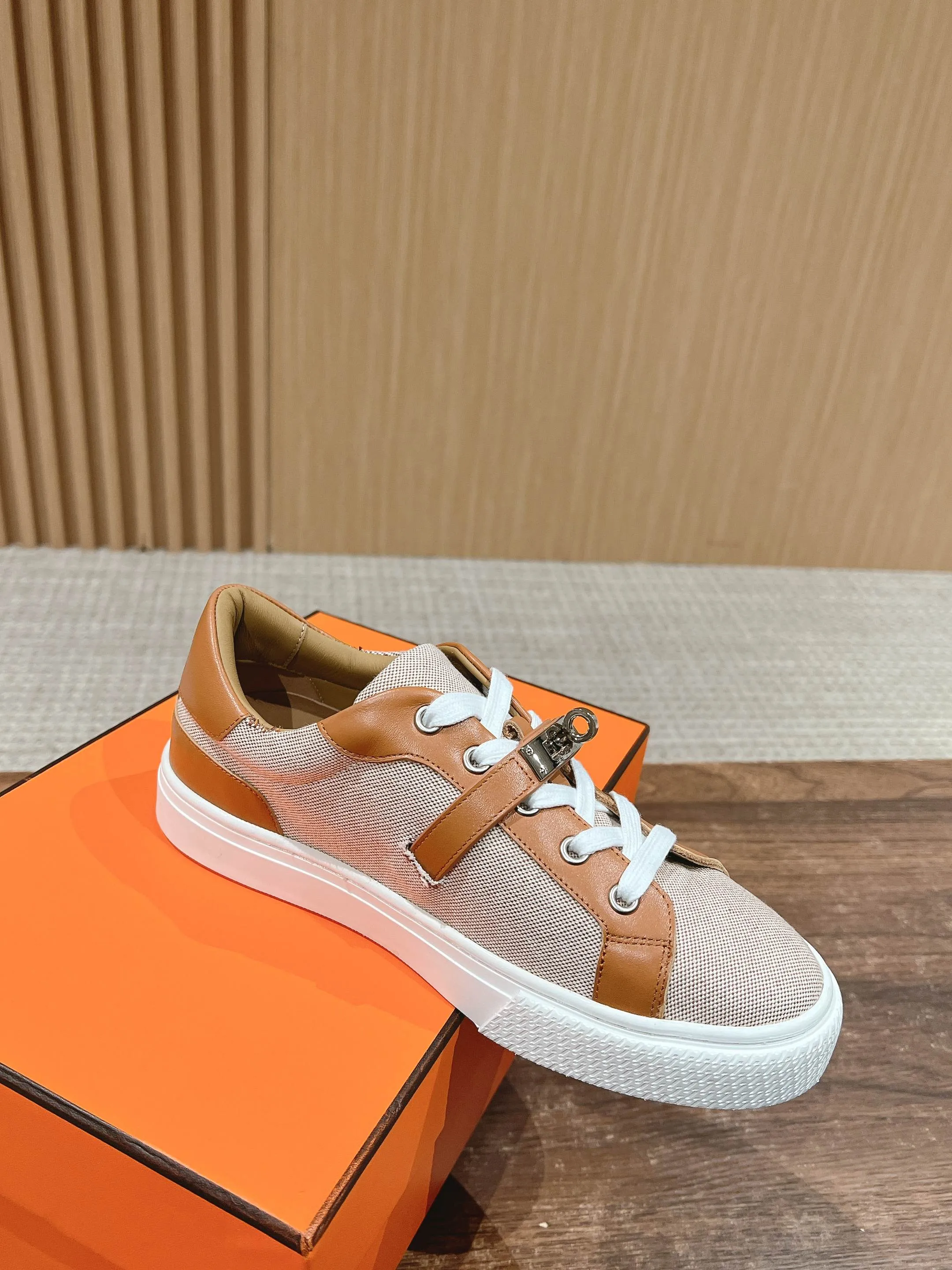 👟👟Ex-factory price 520👟👟 [Cloth cover] 🍓𝐇𝐄𝐑𝐌𝐄𝐒 Hermès classic couple model #𝐊𝐞𝐥𝐥𝐲 buckle casual white shoes skateboard shoes, no shoes collision at all, full of unknown Hermès It’s rare to find flat casual shoes, and they come with classic palladium-plated Kelly shoe buckles! People will fall in love with it at first glance. It is very versatile ~ you can wear it with skirts and pants at will. 🉑️Close your eyes and look super noble. ❥ MATERIAL Specific cowhide/canvas material, sheepskin lining, original molded TPU outsole Size: 35-44